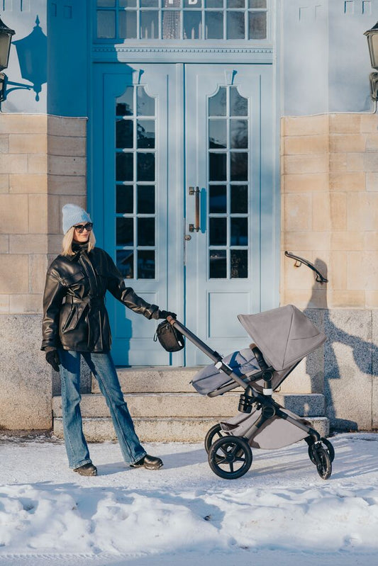 Frau mit Kinderwagen Bugaboo Fox 3 im Schnee