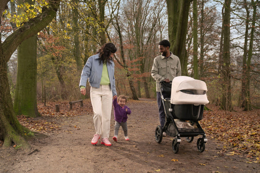 Familie mit Bugaboo Fox 3 Kinderwagen im Wald