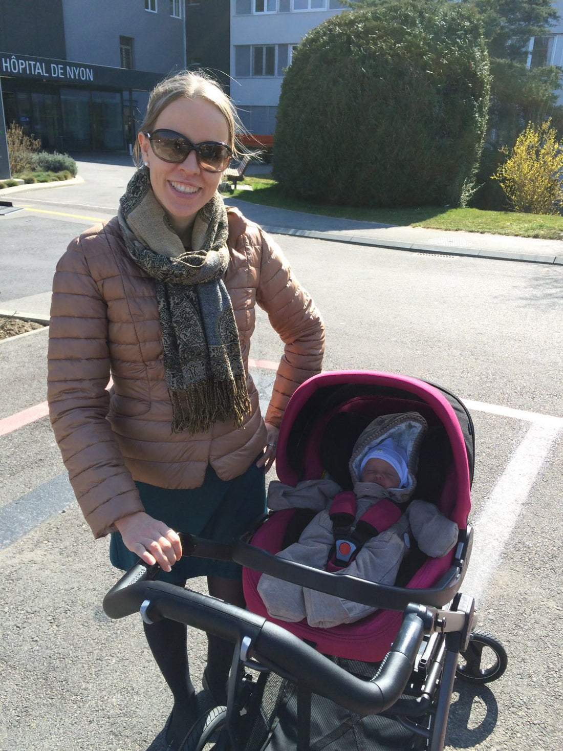 Pauliina mit ihrem ersten Kinderwagen