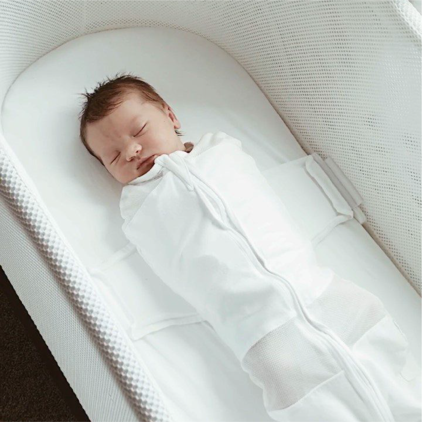 SNOO_Smart_Sleeper_with_baby_top_view